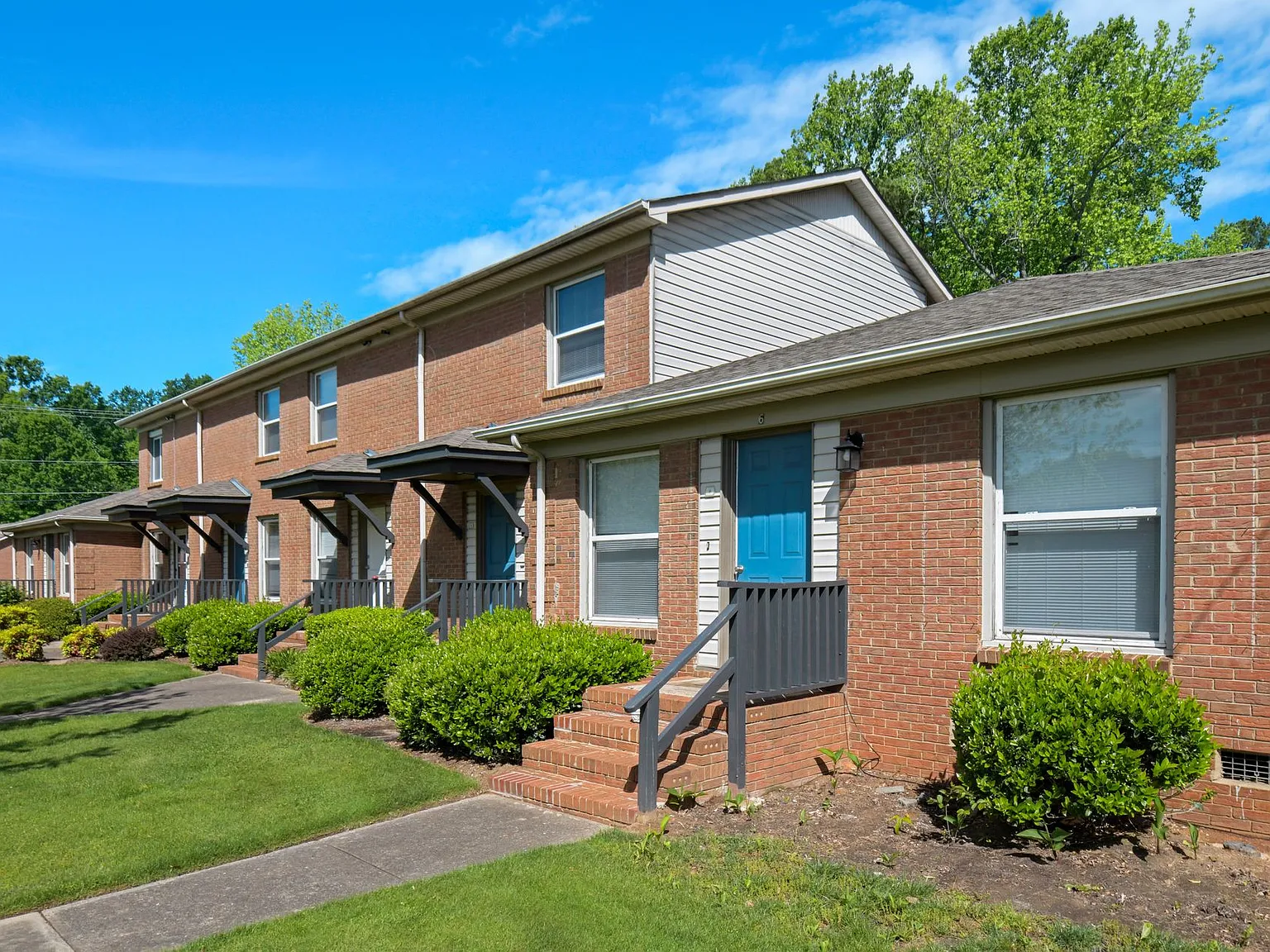 Well-Appointed Apartments in a Vibrant East Charlotte Neighborhood with Renovated Units Available — Photo 2