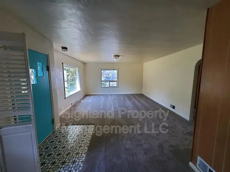 152 SE Water St #A — Photo 2