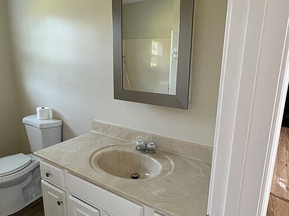 hallway bath includes Tub/shower