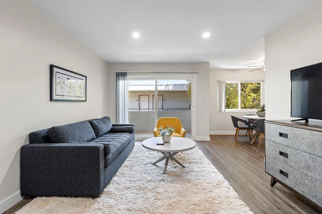 Lombardi Apartments — Photo 3
