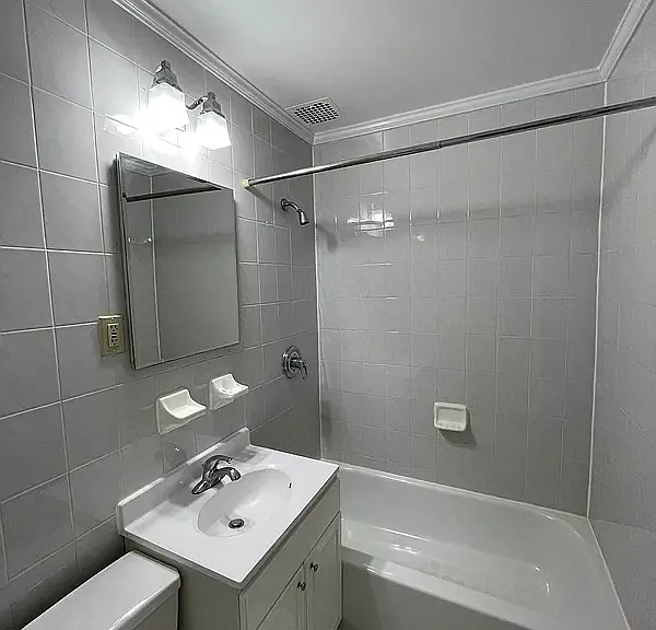 408 W 51st St #102 — Photo 4