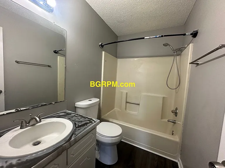 1099 W Elm St — Photo 52