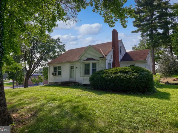 148 S Academy Dr, Ephrata, PA 17522