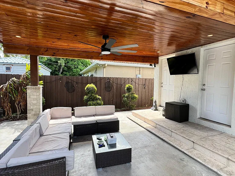 910 SW 62nd Ave — Photo 4