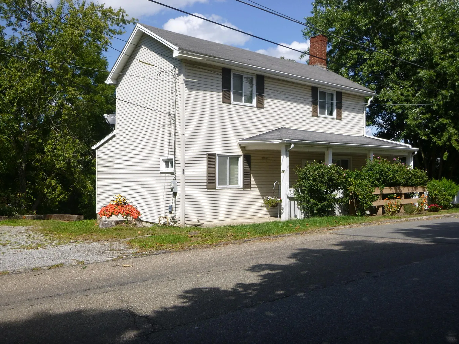 16 Hillcrest Ave photo 1