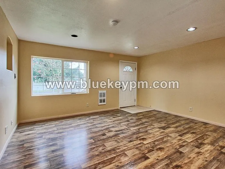 140 NE 156th Ave — Photo 2