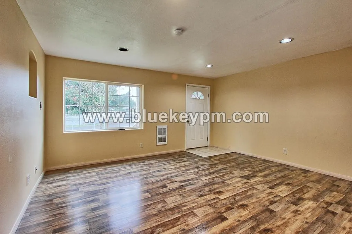 Building Photo - 140 NE 156th Ave