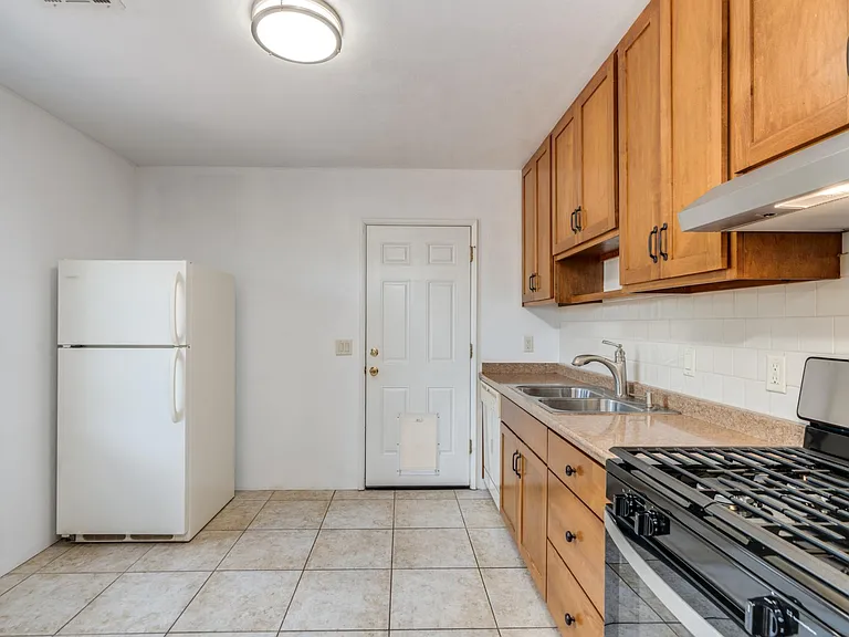 1120 E Waverly St — Photo 9