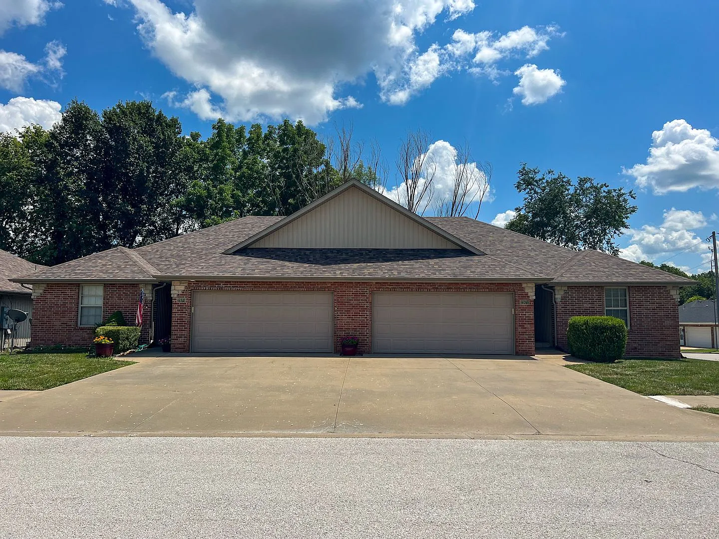 3 Bedroom 2 Bathroom 2 Car Garage — Photo 1