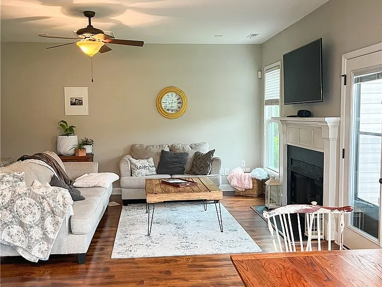 233 Fairfax Dr — Photo 2
