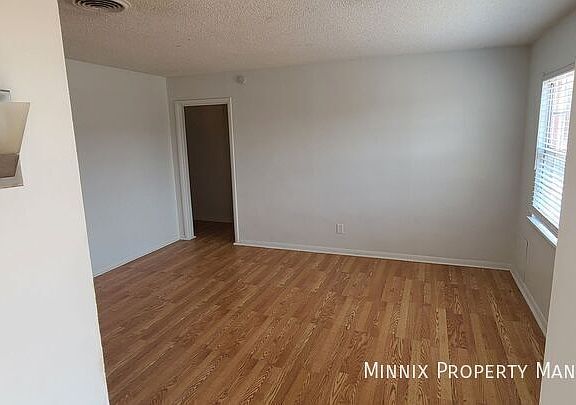 4th image of 210 N Glenwood Dr