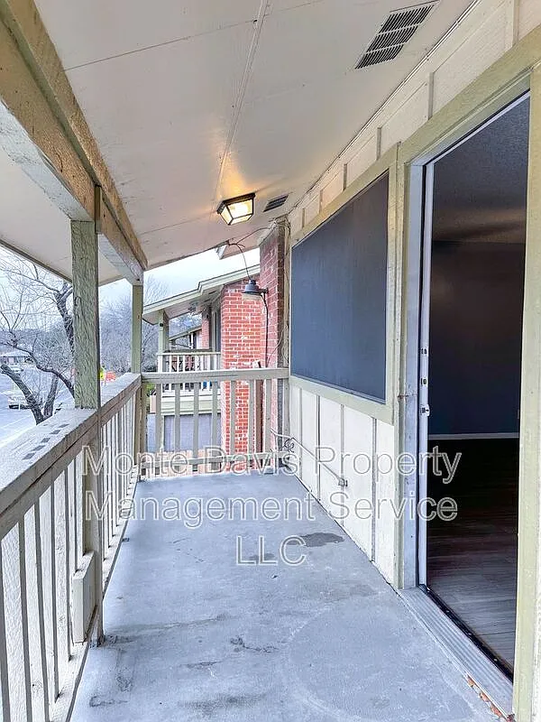 2 bed, 1.0 bath, 975 sqft, $950 — Photo 2