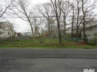 34 Parkview Dr, Shirley, NY 11967