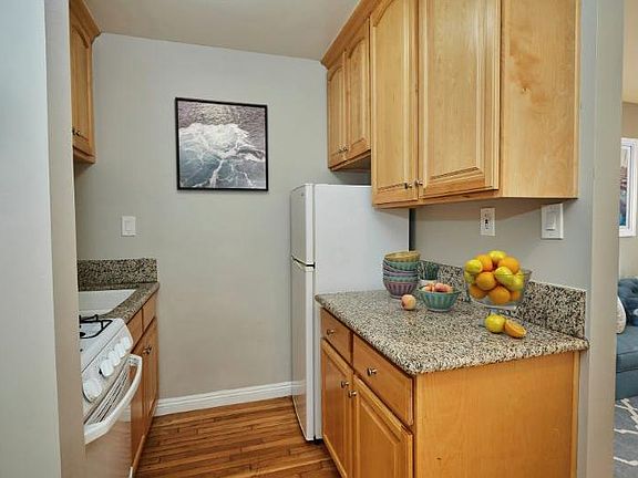2nd image of 925 N Curson Ave #4-1/2