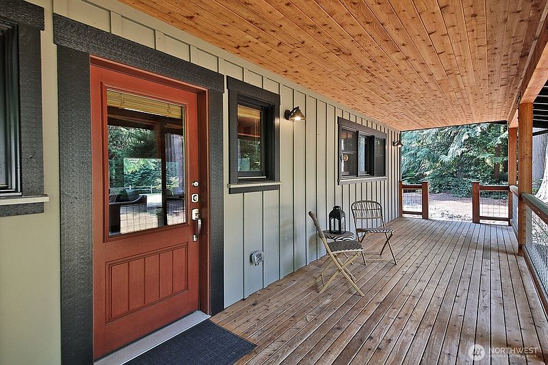 3rd image of 1052 Woodside Lane