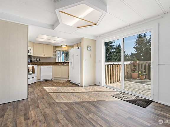 5th image of 14607 215th Avenue E