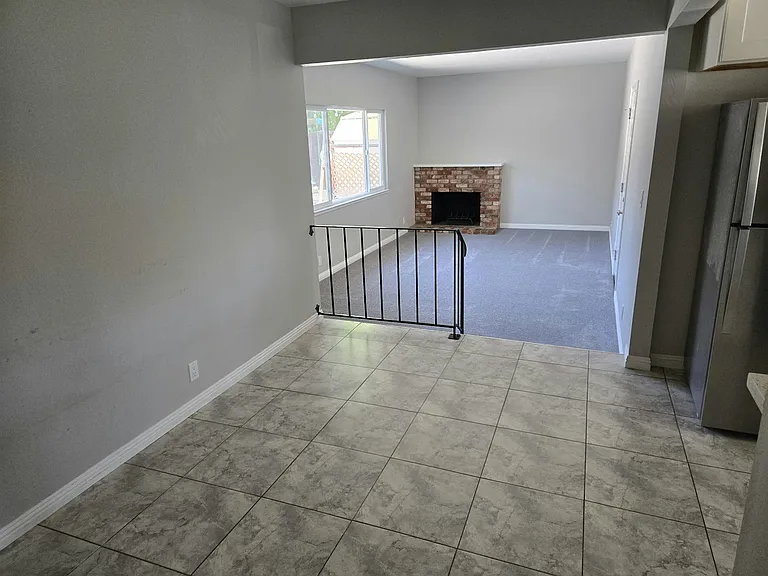 Dining Room 13'9" x 8'7"
