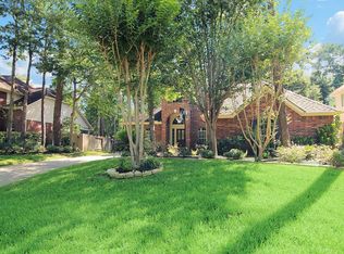 38 E Knightsbridge Dr, Conroe, TX 77385