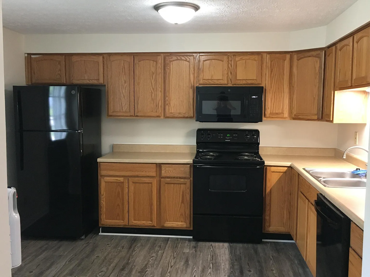 3 bed, 1.5 bath, 1220 sqft, $1,800 — Photo 2