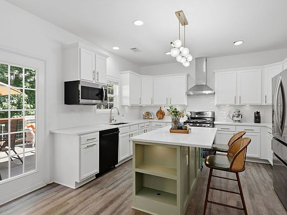 3rd image of 2540 Lansing Ln