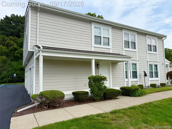 39726 Village Wood Cir, Novi, MI 48375