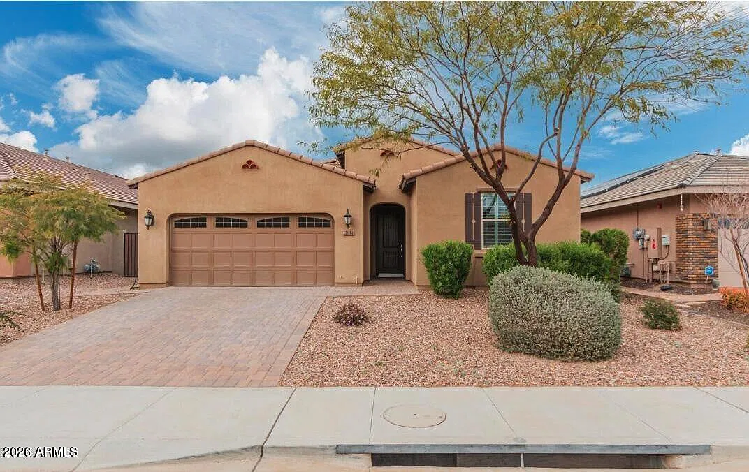 3 bed, 2.0 bath, 2082 sqft, $2,600 — Photo 2