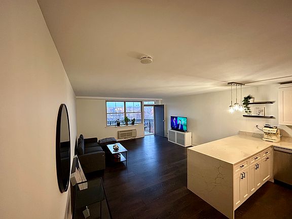 3rd image of 2030 N Adams St APT 1104