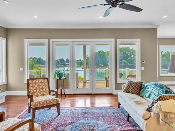 424 Baywood Dr, Moneta, VA 24121