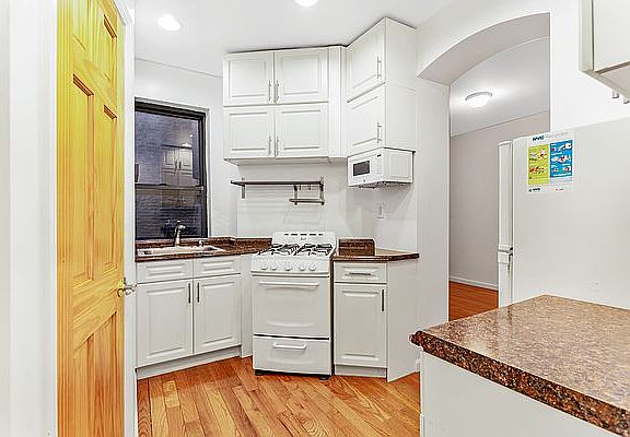 4th image of 308 E 78th St APT 19