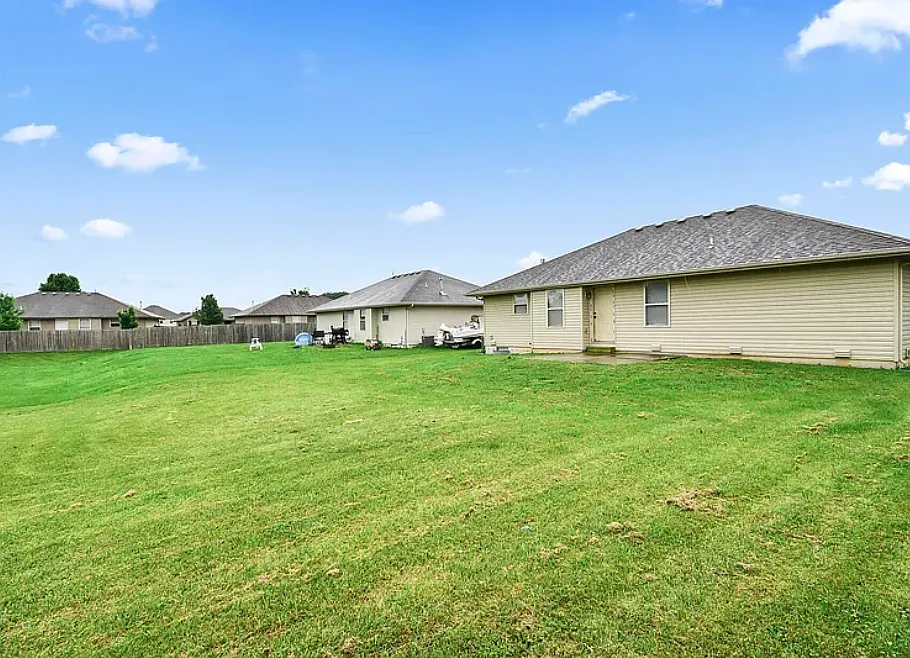 3 bed, 1174 sqft, $1,599 — Photo 3