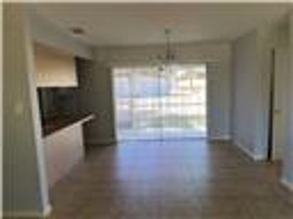 4th image of 325 E Dundee Dr