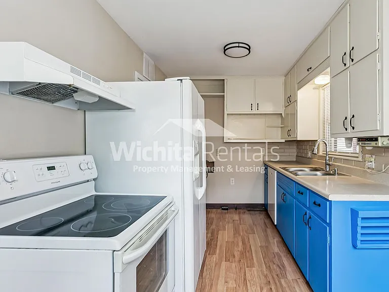 525 S Derby Ave — Photo 4