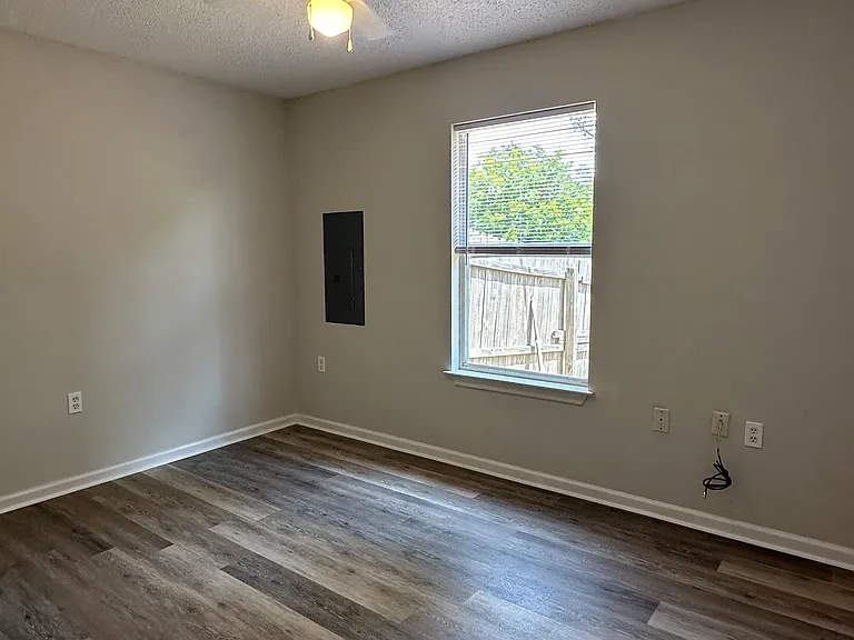2542 Wilhurt Ave — Photo 9