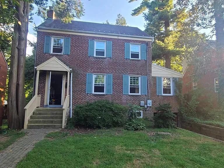 812 Woodside Pkwy — Photo 2