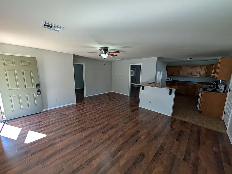 105 W Hurd St — Photo 3