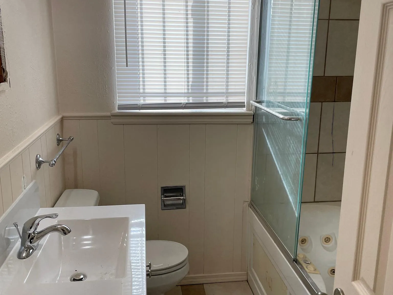 3 bed, 1.5 bath, 900 sqft, $1,100 — Photo 4