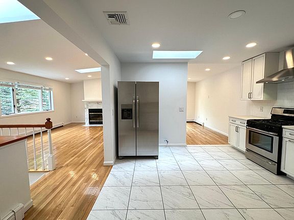 4th image of 648 Wood St