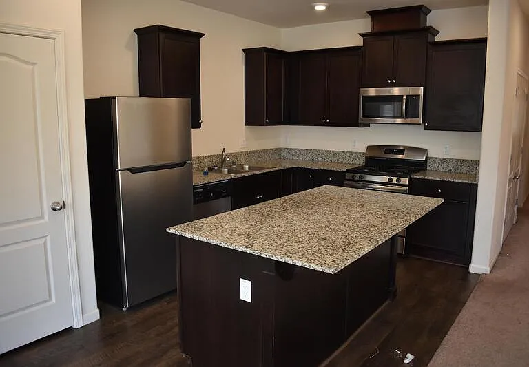 686 Phelps Dr — Photo 11