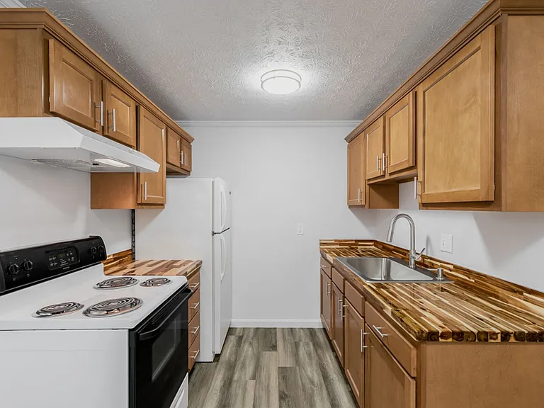 835 Constitution Ave — Photo 10
