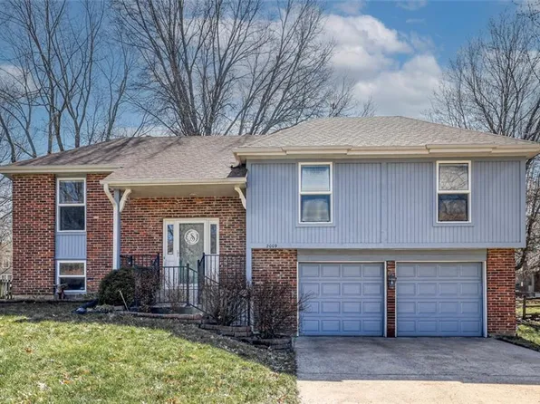 2009 E Sleepy Hollow Dr, Olathe, KS 66062