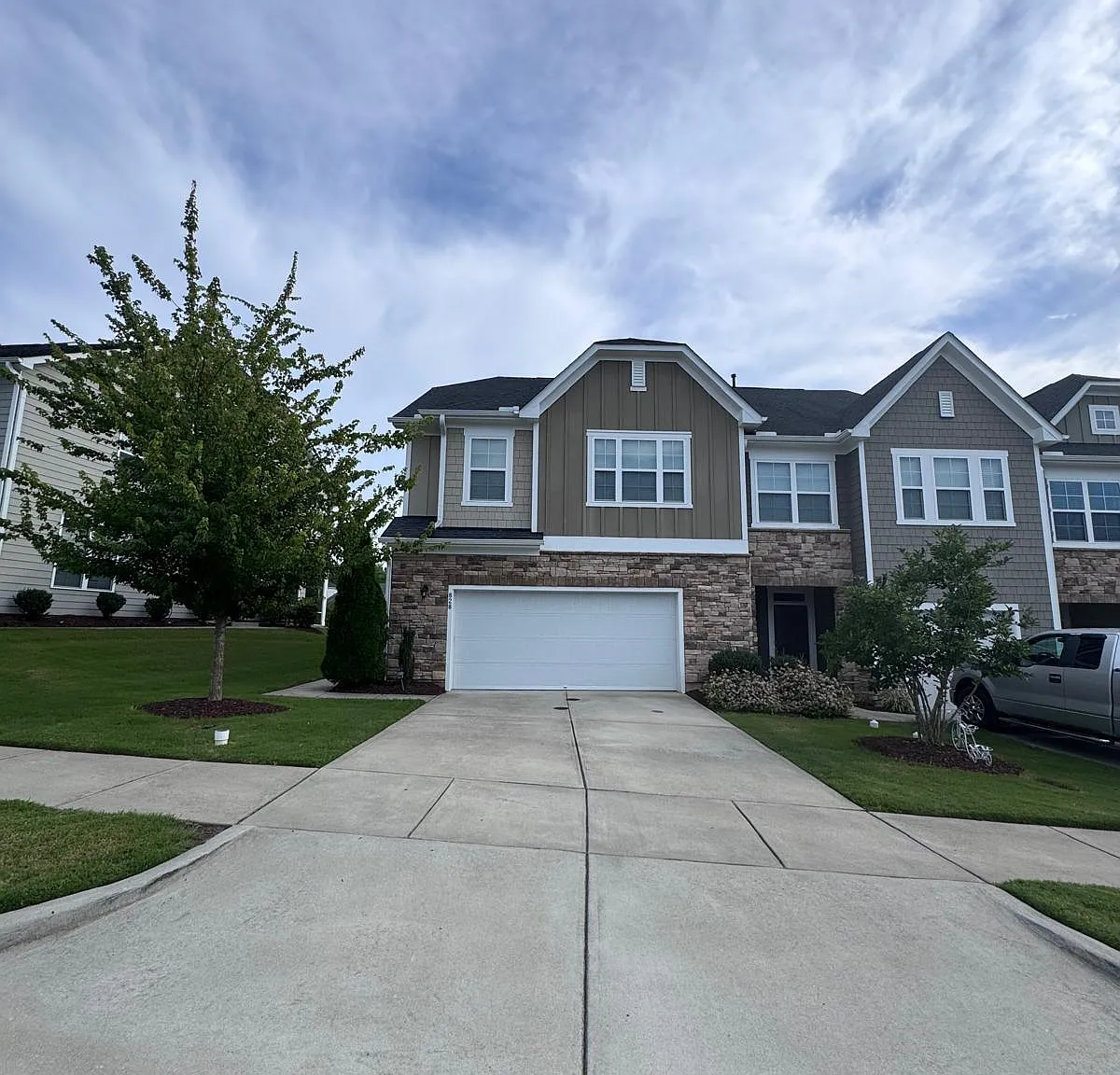 3 bed, 2.5 bath, 1950 sqft, $2,350 — Photo 2