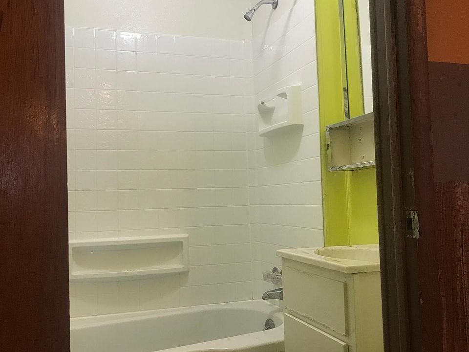 1st image of 902 Pine Ave #4