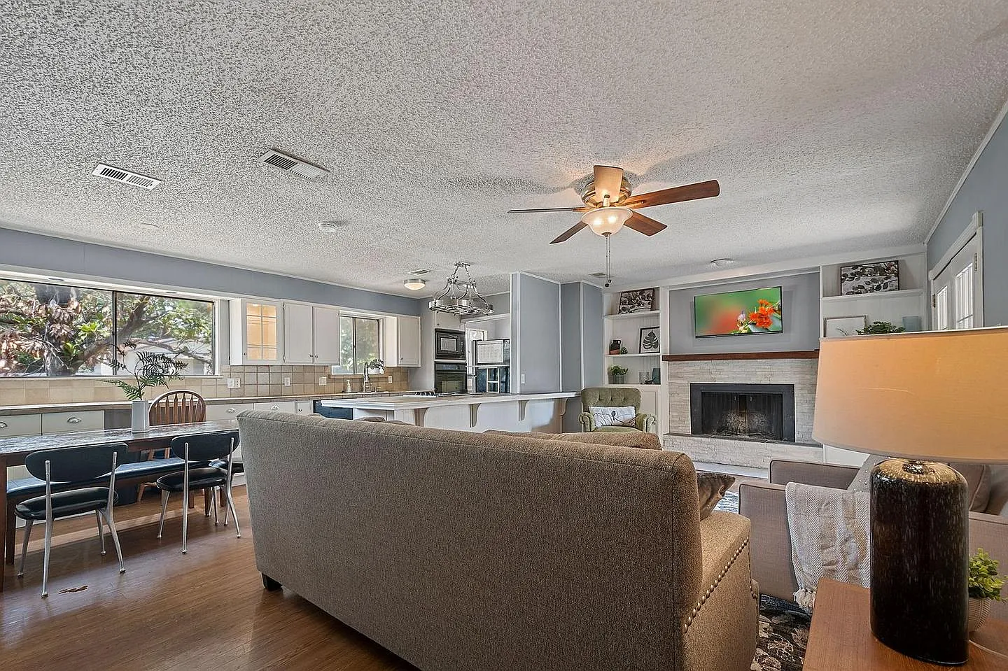 Stylish North Arlington Home in a Prime Location — Photo 3