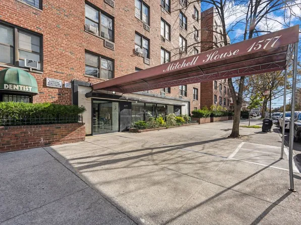 1577 East 17th Street image 3 of 24