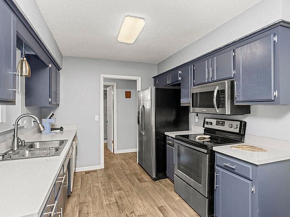 3rd image of 218 Cedarview Dr