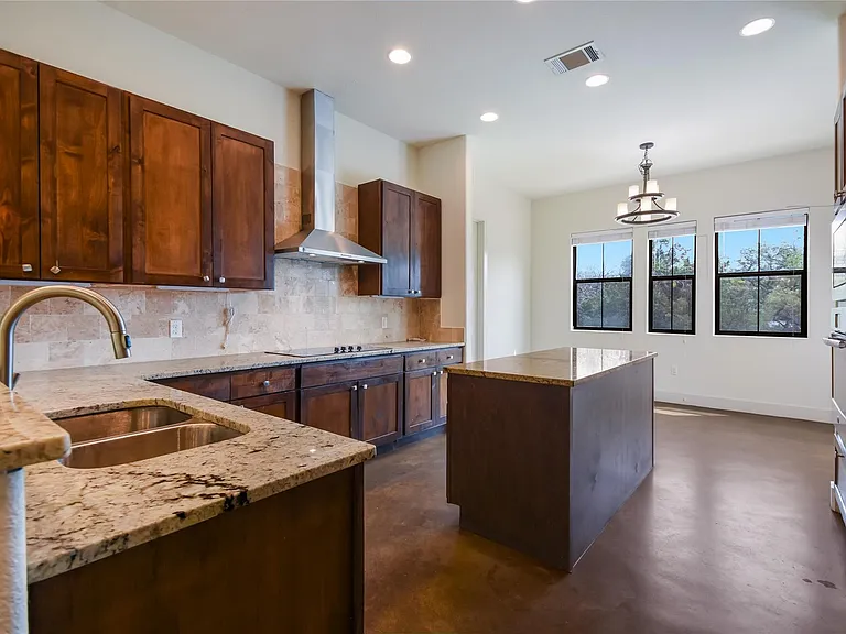 18400 Lakepoint Cv — Photo 9