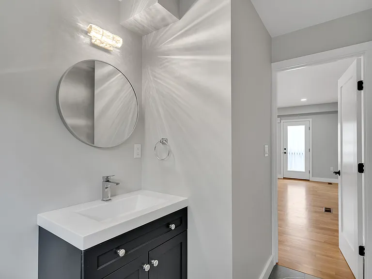56 Franklin St #B — Photo 7
