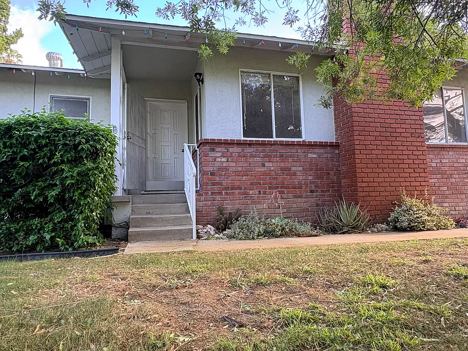 3955 Los Olivos Ln