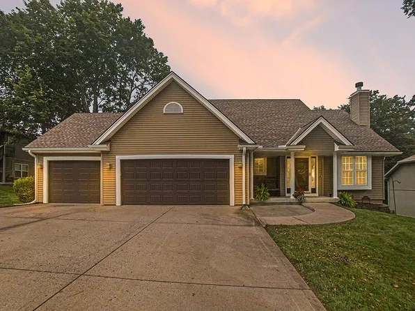 210 Lakeview Dr, Smithville, MO 64089