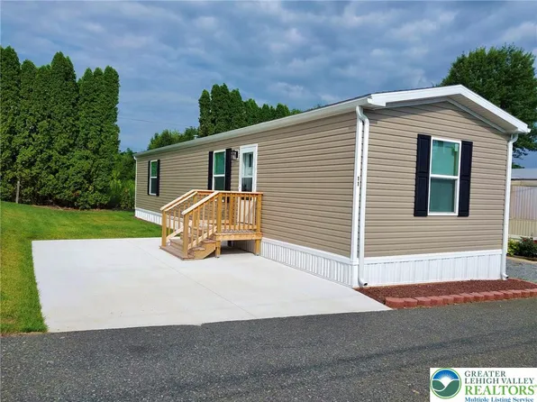 11 Woodland Ln, Mertztown, PA 19539